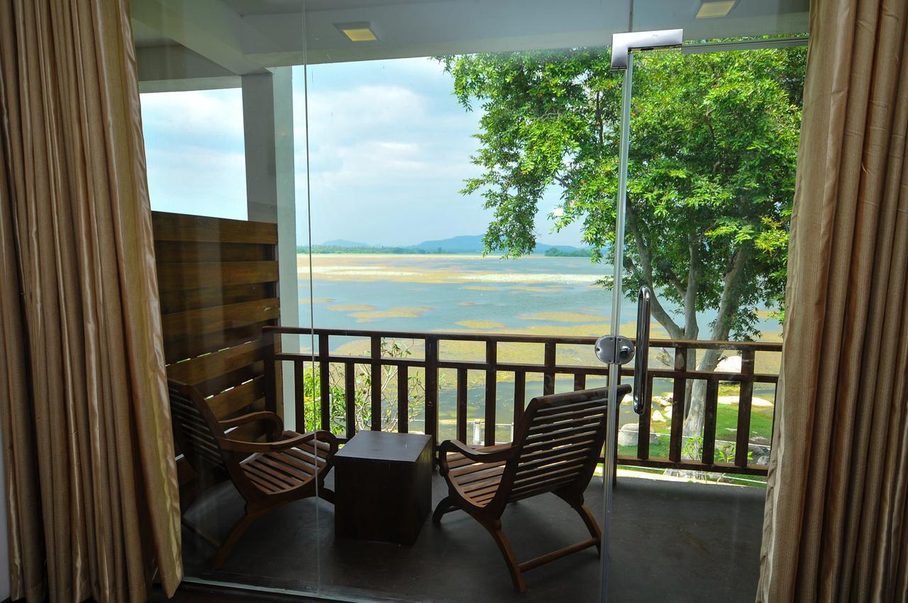 Yala Oga Reach Hotel Tissamaharama Esterno foto