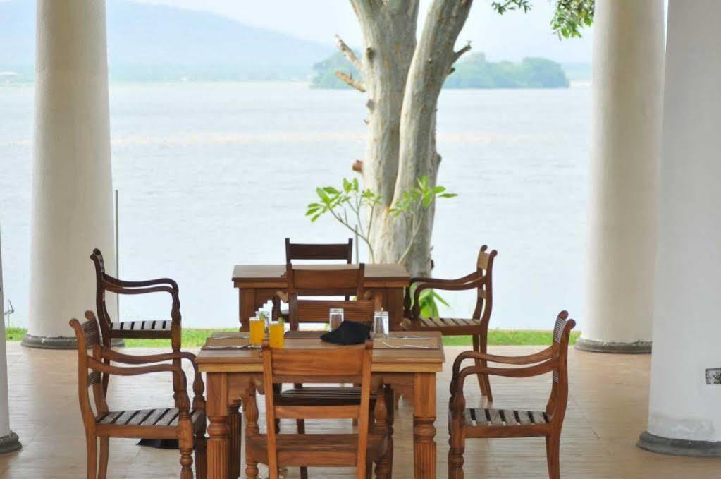 Yala Oga Reach Hotel Tissamaharama Esterno foto
